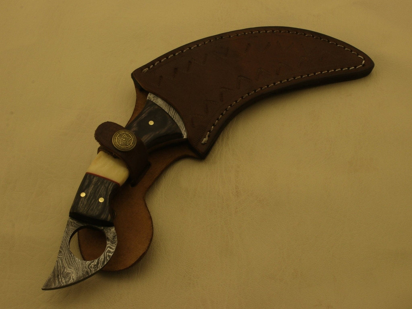 Handmade Damascus Steel Knife Handle Made Of Buffalo Horn Full Tang Costume Weapons Terror Defender 