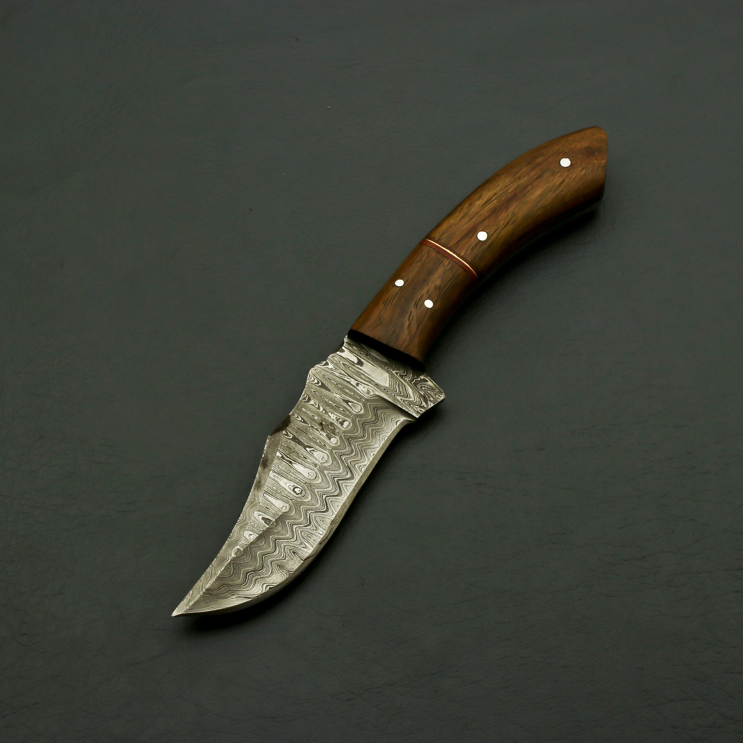 Exquisite Damascus Steel Hunting Knife with Rosewood Handle and Leather Sheath: A Timeless Masterpiece